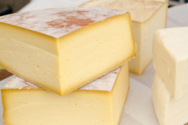 Sonhar com queijo e o simbolismo da abundância e prosperidade